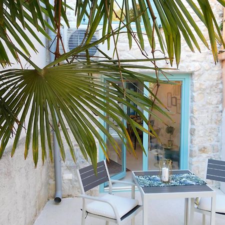 Bezauberndes Steinhaus Mit Garten In Der Altstadt Von Ровин Екстериор снимка