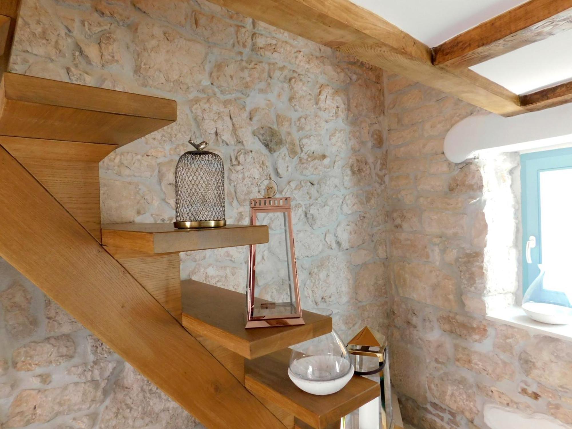 Bezauberndes Steinhaus Mit Garten In Der Altstadt Von Ровин Екстериор снимка