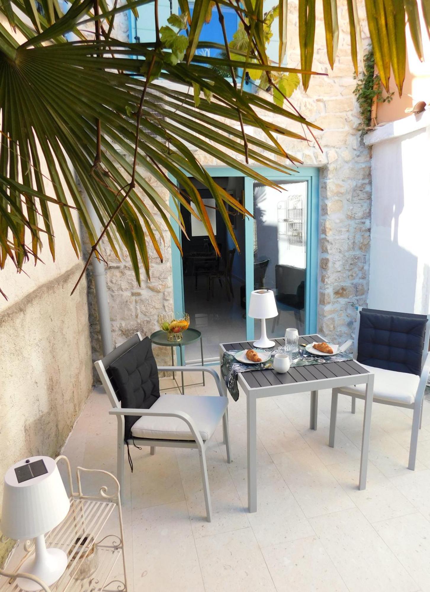 Bezauberndes Steinhaus Mit Garten In Der Altstadt Von Ровин Екстериор снимка