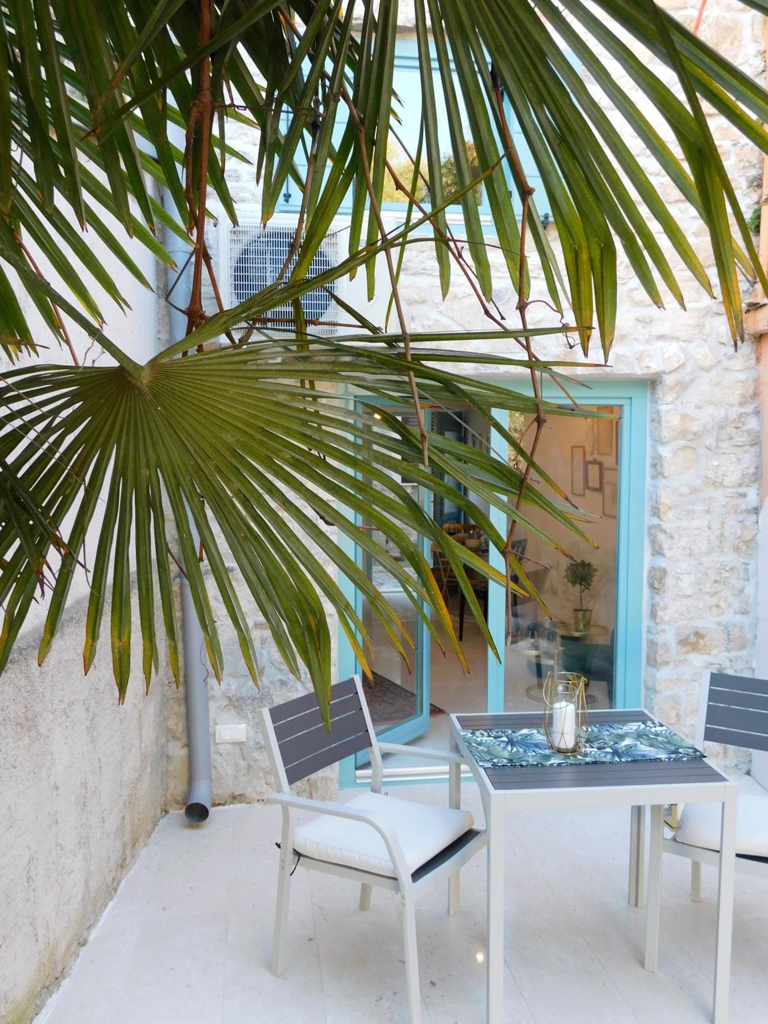 Bezauberndes Steinhaus Mit Garten In Der Altstadt Von Ровин Екстериор снимка