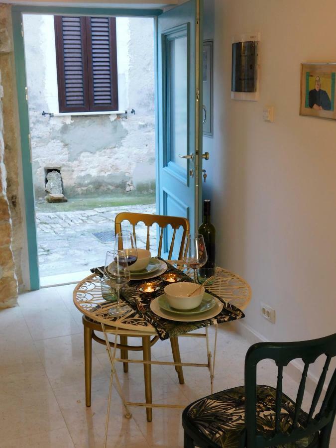 Bezauberndes Steinhaus Mit Garten In Der Altstadt Von Ровин Екстериор снимка
